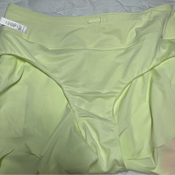 Athleta Run with it 3.5 Short NWT Size 1X - Picture 5 of 5